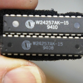Память W24257AK-15